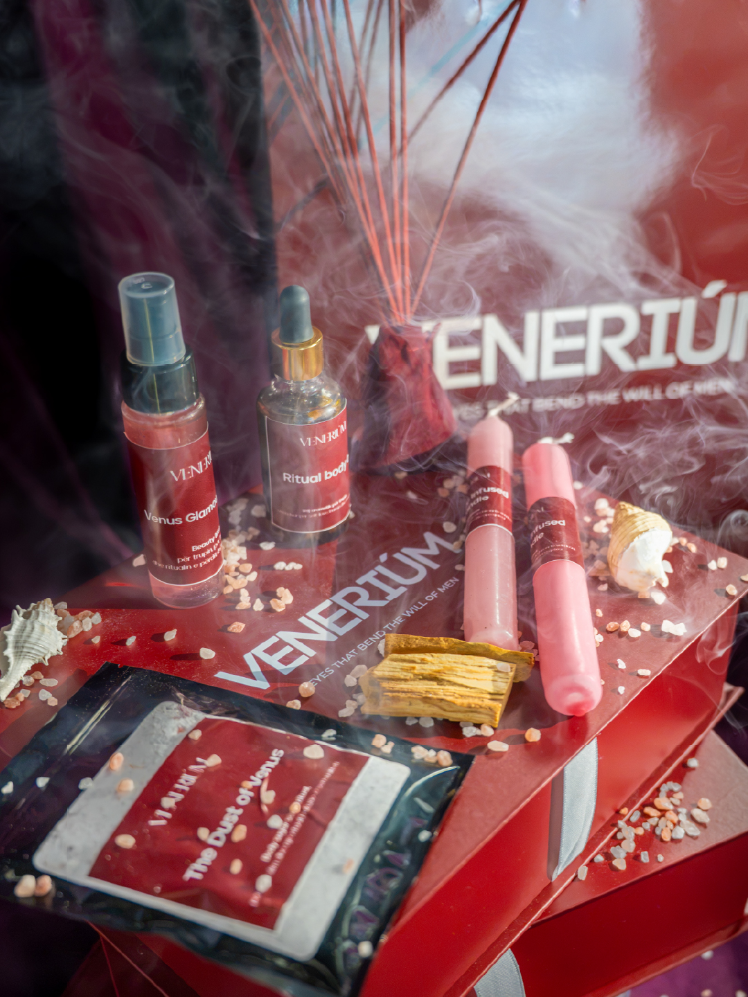 Glamour Mist, Ritual Body Oil, qirinj dhe The Dust of Venus të vendosur mbi një kuti VENERIÚM